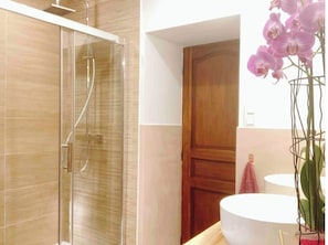 Dusche, Haartrockner, HandtĂŒcher, Seife