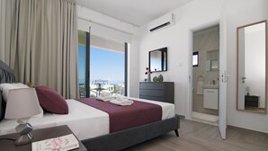 Une chambre d’hôtel moderne dotée d’un grand lit, d’une table de chevet avec une lampe, d’une vue sur la ville et d’une salle de bain avec un miroir et un lavabo.