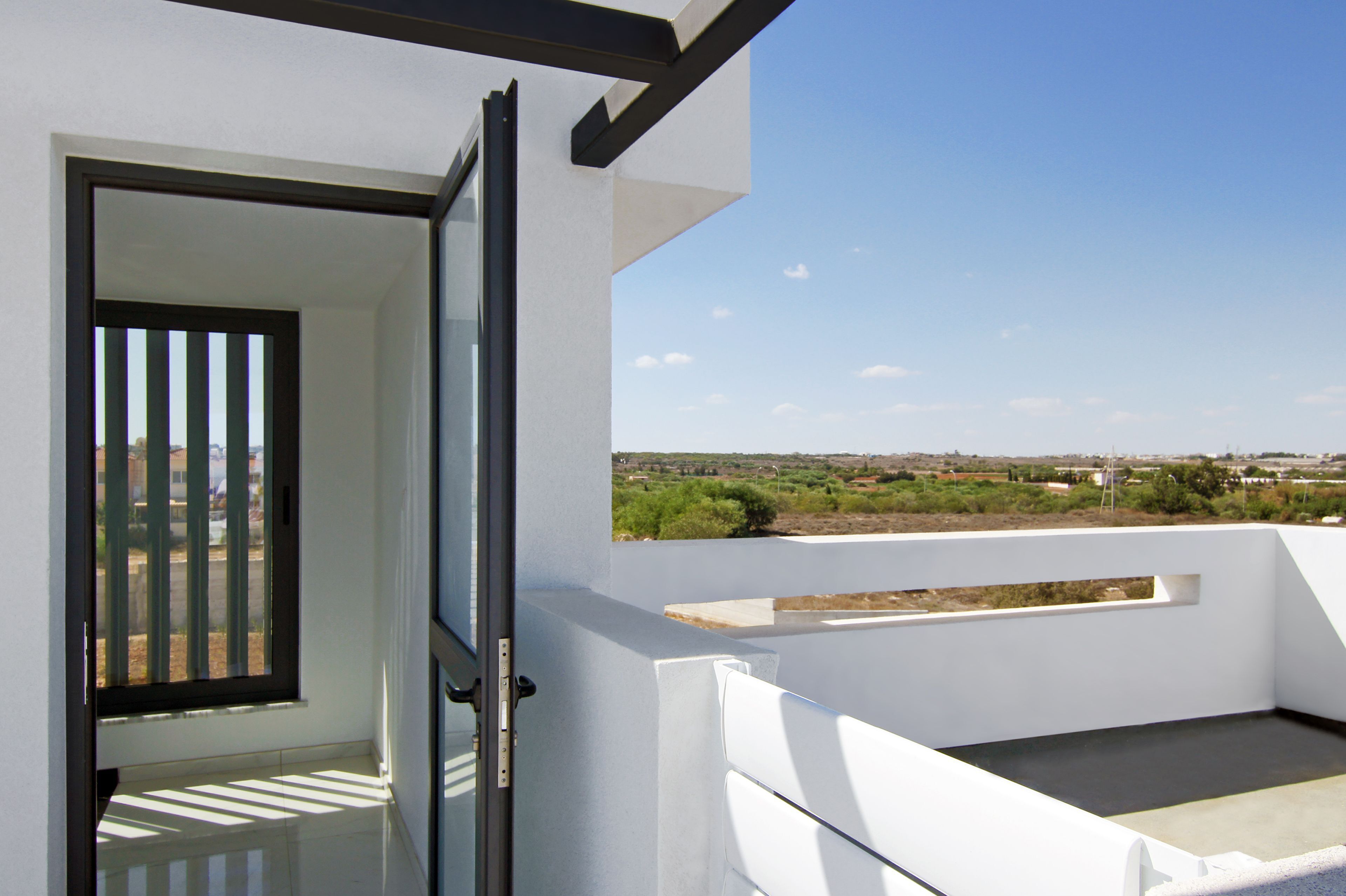 Un balcone con vista panoramica su un paesaggio lontano.