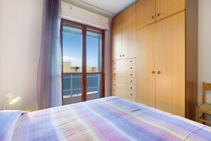 2 bedrooms, bed sheets