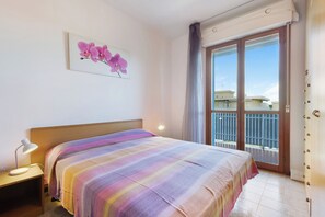 2 bedrooms, bed sheets