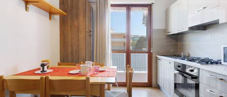 Kühlschrank, Mikrowelle, Herdplatte, Hochstuhl