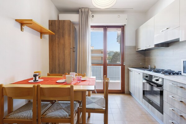 Kühlschrank, Mikrowelle, Herdplatte, Hochstuhl