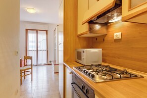 Kühlschrank, Mikrowelle, Herdplatte, Hochstuhl