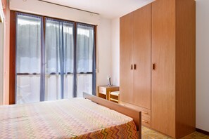 1 bedroom, bed sheets