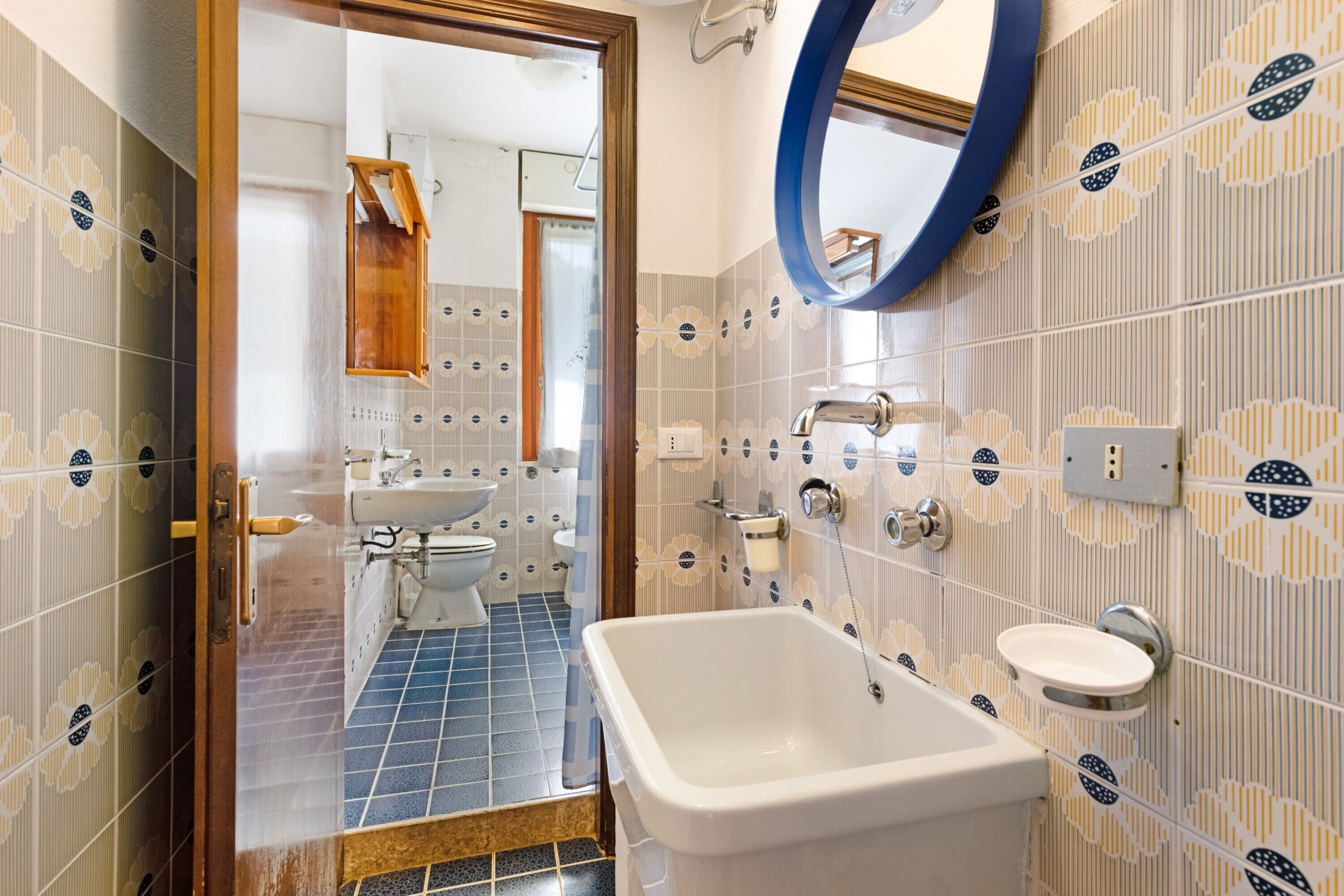 Une salle de bain comprenant un lavabo, des toilettes et un espace douche.