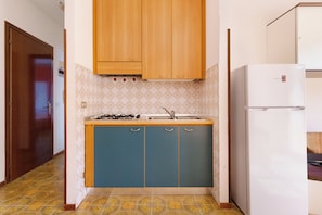 Frigorifero, microonde, forno, piano cottura