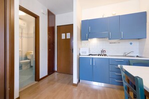Kühlschrank, Mikrowelle, Herdplatte, Hochstuhl