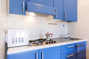 Refrigerador, microondas, parrilla de estufa y utensilios de cocina 