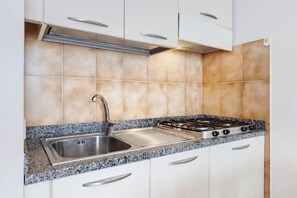 Kühlschrank, Mikrowelle, Herdplatte, Hochstuhl