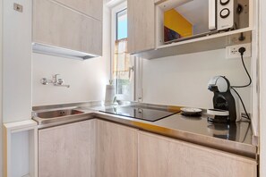 Kühlschrank, Mikrowelle, Herdplatte, Geschirrspüler