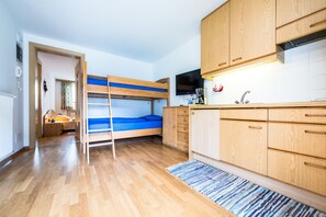 1 quarto, Wi-Fi de cortesia, roupa de cama