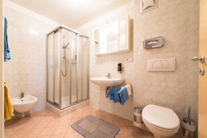 Chuveiro, toalhas de banho