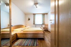 1 bedroom, free WiFi, bed sheets - Apartment "Issingerhof 2" with Mountain View, Terrace & Wi-Fi (Campo di Tures)