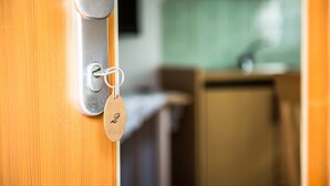 Una puerta con cerradura y un llavero con etiqueta.