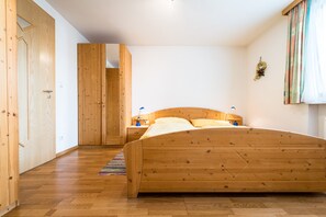 1 bedroom, free WiFi, bed sheets - Apartment "Issingerhof 2" with Mountain View, Terrace & Wi-Fi (Campo di Tures)