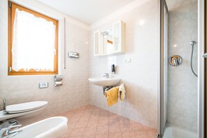 Shower, towels - Apartment "Issingerhof 2" with Mountain View, Terrace & Wi-Fi (Campo di Tures)