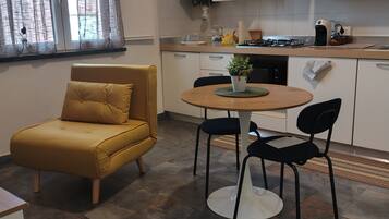 Kühlschrank, Mikrowelle, Herdplatte, Geschirrspüler