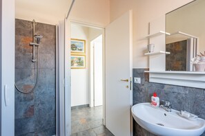 Shower, free toiletries, hair dryer, towels