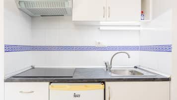 Réfrigérateur, micro-ondes, plaque de cuisson, cafetière/bouilloire