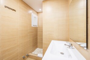 Een douche, een haardroger, handdoeken