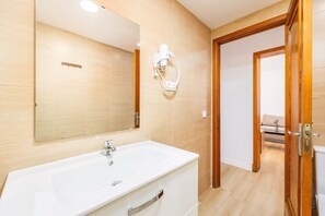 Douche, sèche-cheveux, serviettes fournies
