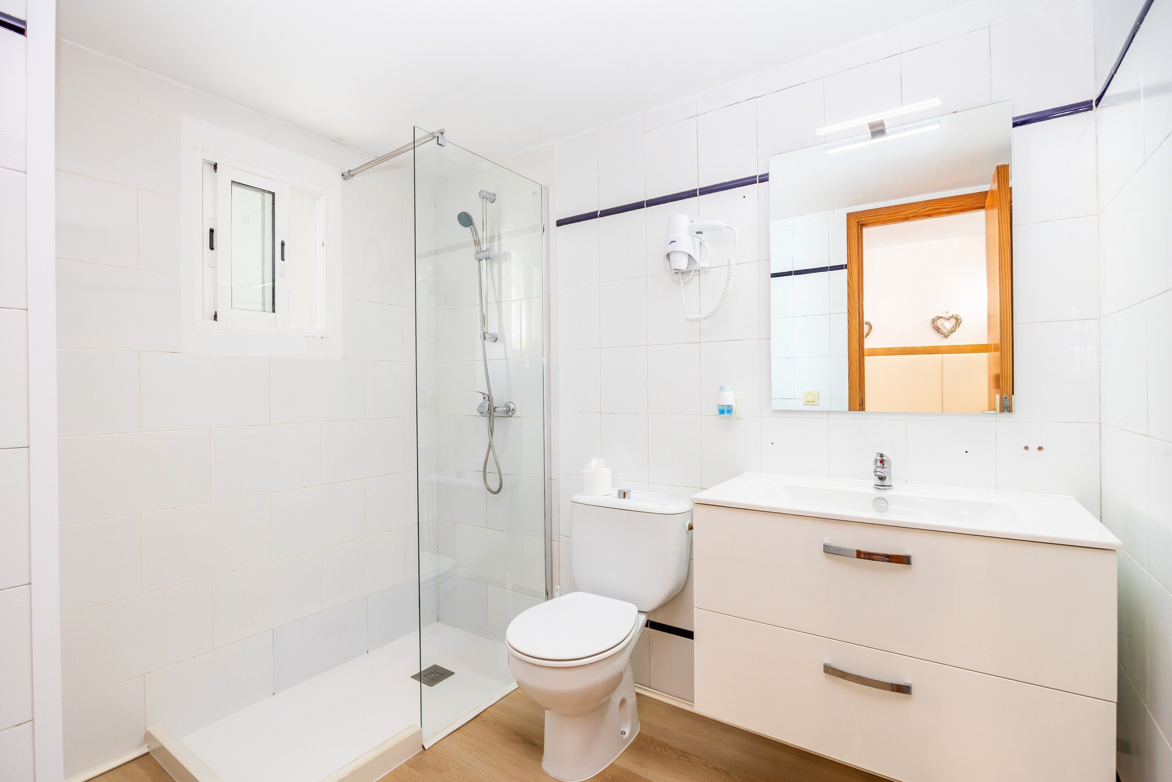Een douche, een haardroger, handdoeken