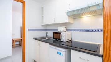 Een koelkast, een microgolfoven, een kookplaat