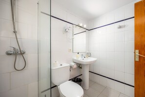 Regadera, secadora de cabello, toallas 