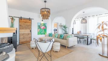 Una televisión, un reproductor de DVD, un reproductor estéreo