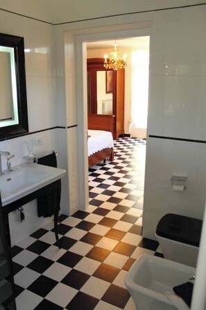 Een douche, een haardroger, handdoeken