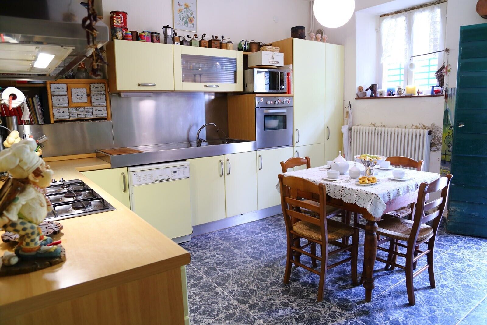 Een koelkast, een oven, een kookplaat, een vaatwasser