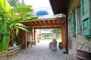 Terrace/patio - Holiday Home "Re Piano appartamento Le Rondini" with Lake View, Sauna & Wi-Fi (Modigliana)