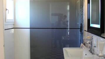 Een douche, een haardroger, handdoeken