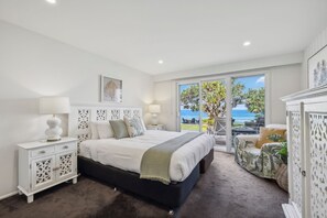 4 bedrooms, desk, iron/ironing board, free WiFi - Hampton on the Beach - Absolute Beachfront, Pet-friendly, family beach house (Sapphire Beach)