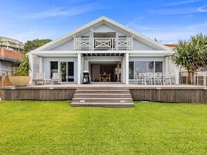 Terrace/patio - Hampton on the Beach - Absolute Beachfront, Pet-friendly, family beach house (Sapphire Beach)