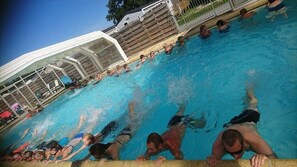 Piscine intérieure, piscine extérieure