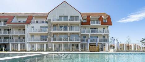 Una piscina cubierta