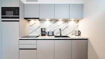 Refrigerador, microondas, lavavajillas y cafetera y tetera