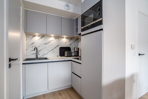 Køleskab, mikrobølgeovn, opvaskemaskine, kaffe-/temaskine