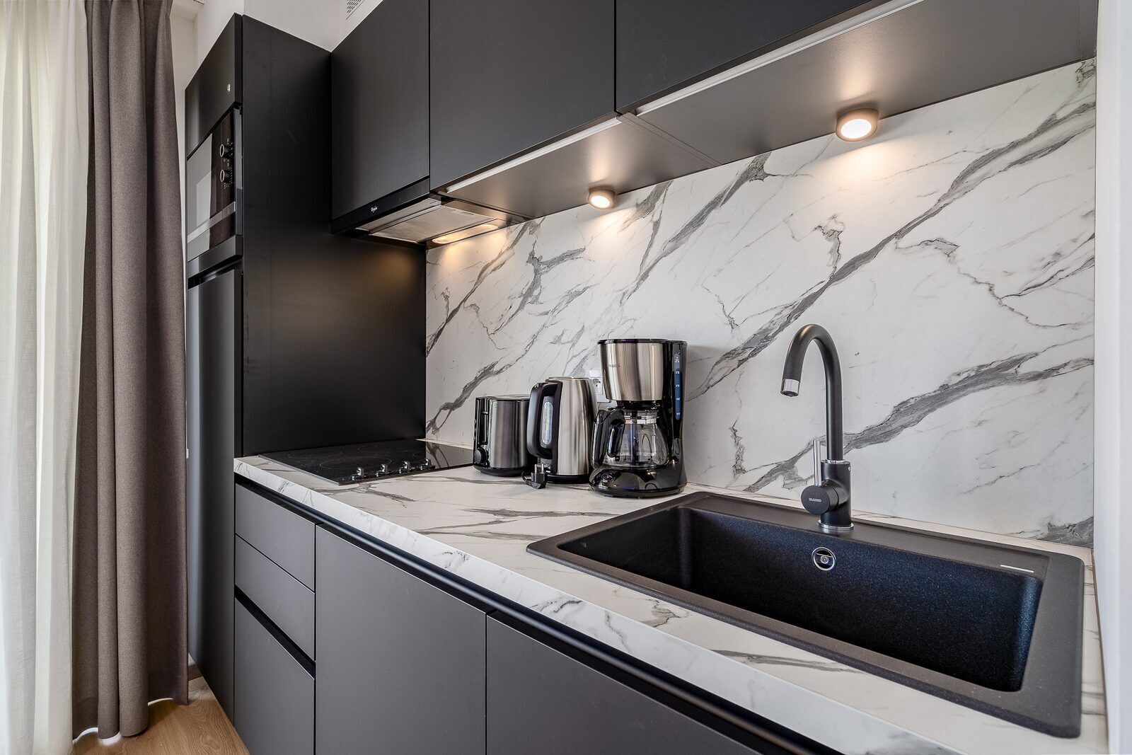 Køleskab, mikrobølgeovn, opvaskemaskine, kaffe-/temaskine