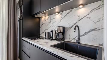 KĂžleskab, mikrobĂžlgeovn, opvaskemaskine, kaffe-/temaskine