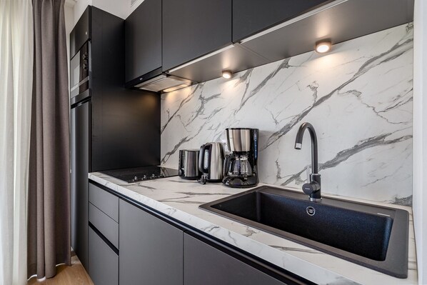 Køleskab, mikrobølgeovn, opvaskemaskine, kaffe-/temaskine