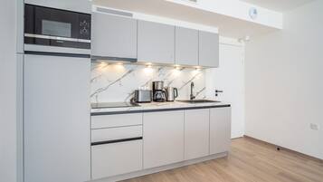 KĂžleskab, mikrobĂžlgeovn, opvaskemaskine, kaffe-/temaskine