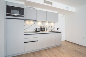 Frigorífico, microondas, lavavajillas y cafetera o tetera