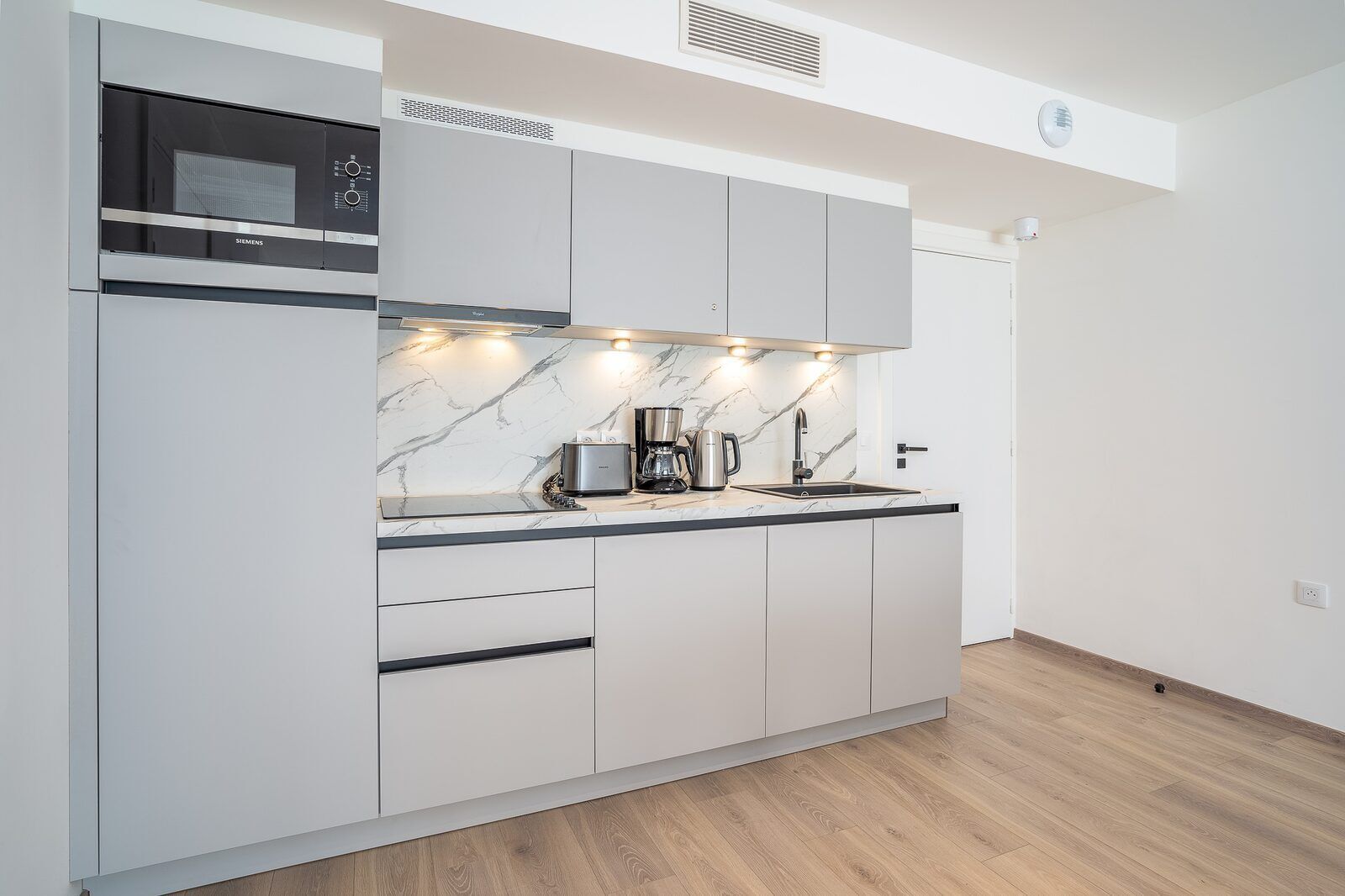 Køleskab, mikrobølgeovn, opvaskemaskine, kaffe-/temaskine