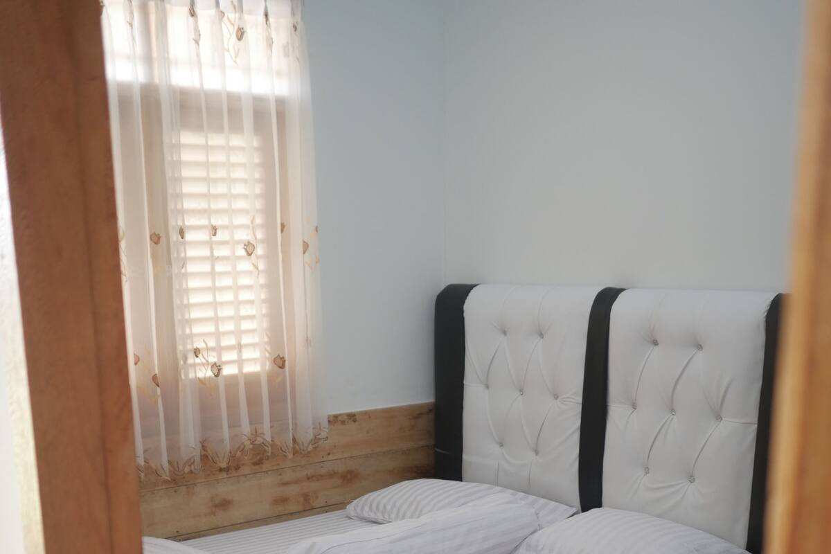Habitación doble superior (with AC) | Escritorio, wifi gratis y ropa de cama