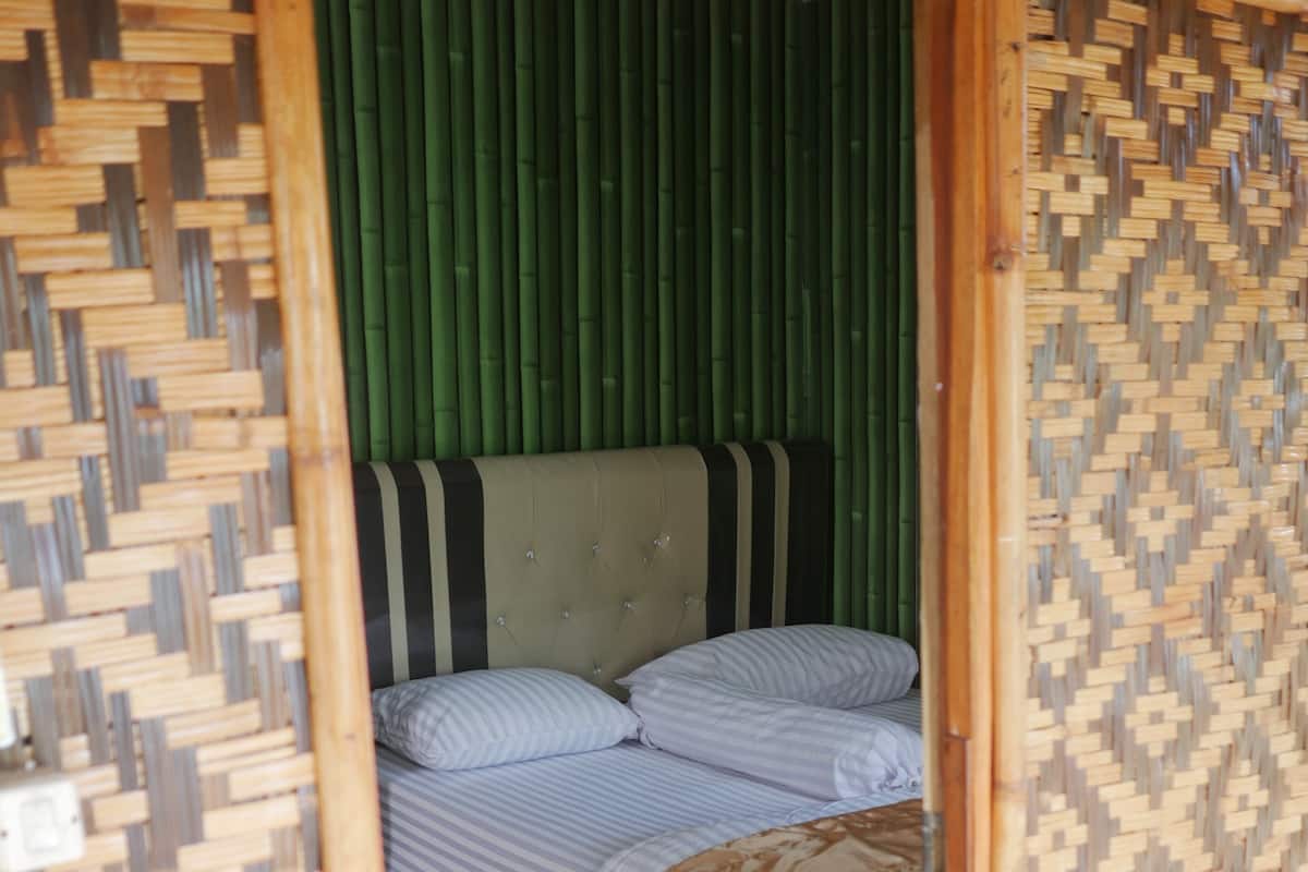 Habitación individual (with AC) | Escritorio, wifi gratis y ropa de cama