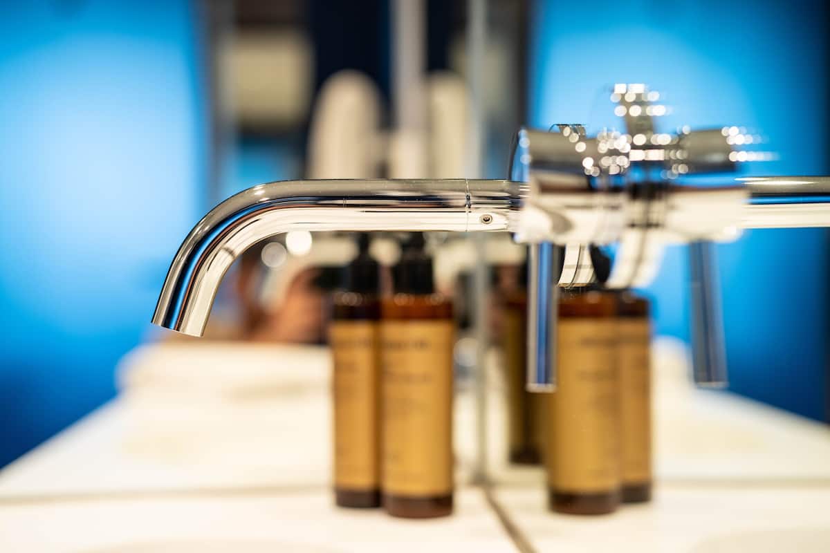 business double room | bathroom | shower, rainfall showerhead, hair dryer, towels