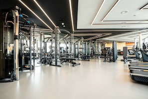 Equipamiento de fitness en la habitación